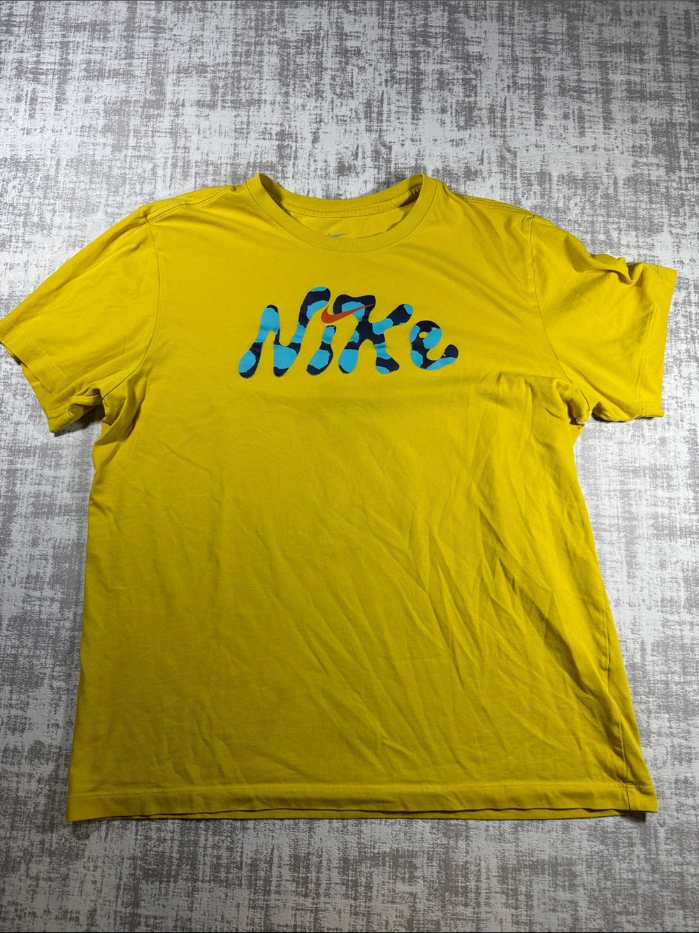 Nike Yellow Short Sleeve Tee with Blue Graphic Logo size Large 25.5X21PTP